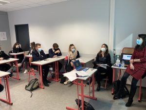 Les jeunes mixés par groupe pour la journée de la Laïcité